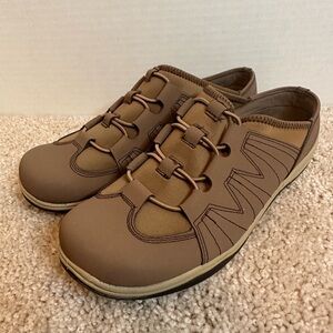 Women’s Easy Street  Sport Tan Mules, size 8 1/2 N, like new